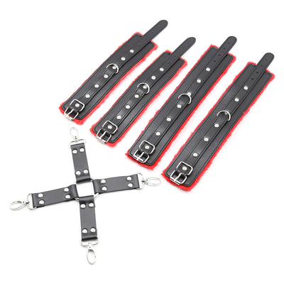 PU-Leder schwarze Bondage Handschellen und Knöchelmanschetten Gürtel Kreuz für BDSM-Erwachsenenspiel