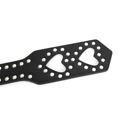Ein Paar Spielzeug Bondage Herz Hohlleder Nieten Schlagen die Königin Schlagen Schlagen Paddel